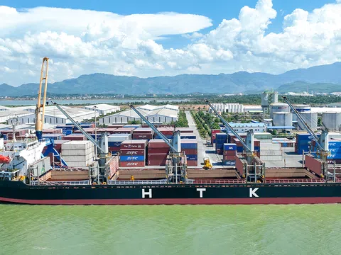 Cảng Chu Lai đón tàu lớn và nâng cao hiệu suất khai thác hàng rời